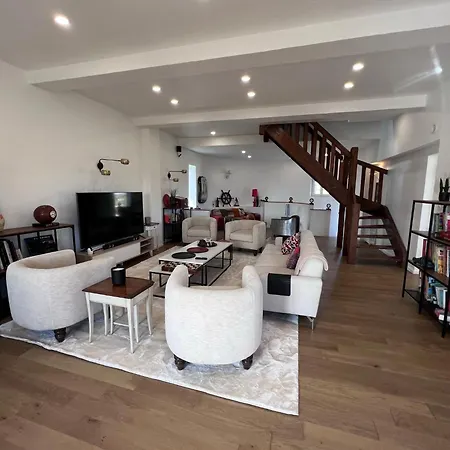 A Timeless Manor Of Discreet Luxury And Absolute Privacy *