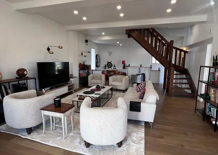 A Timeless Manor Of Discreet Luxury And Absolute Privacy *